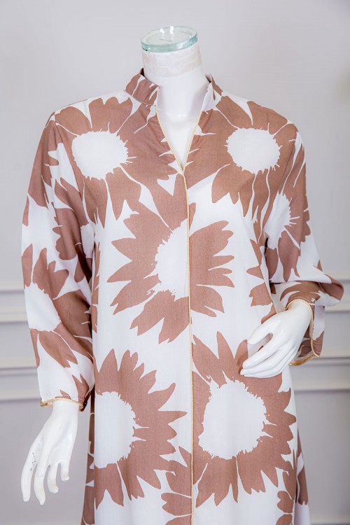 جلابية نسائية طويلة لون أبيض مشجر باللون البيج الغامق ياقة عالية بقصة سبعة و أكمام طويلة