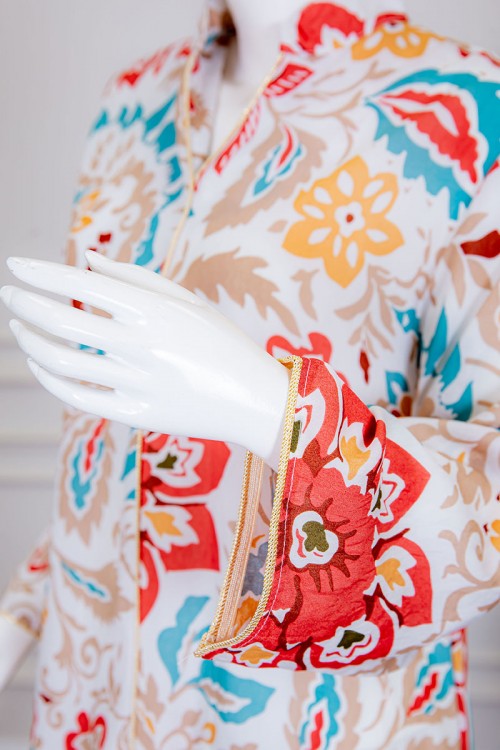 جلابية نسائية طويلة لون بيج بتشجير ملون ياقة عالية بقصة سبعة و أكمام طويلة