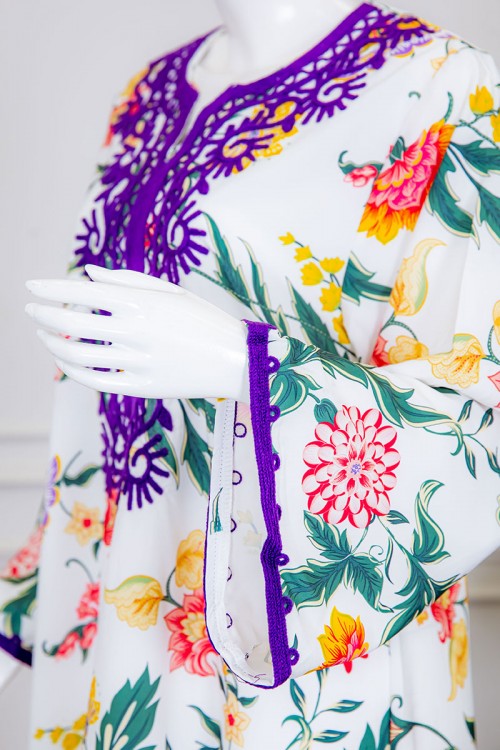 جلابية نسائية طويلة لون أبيض بتشجير ملون ياقة دائرية بكلفة مطرزة باللون الموف و أكمام طويلة