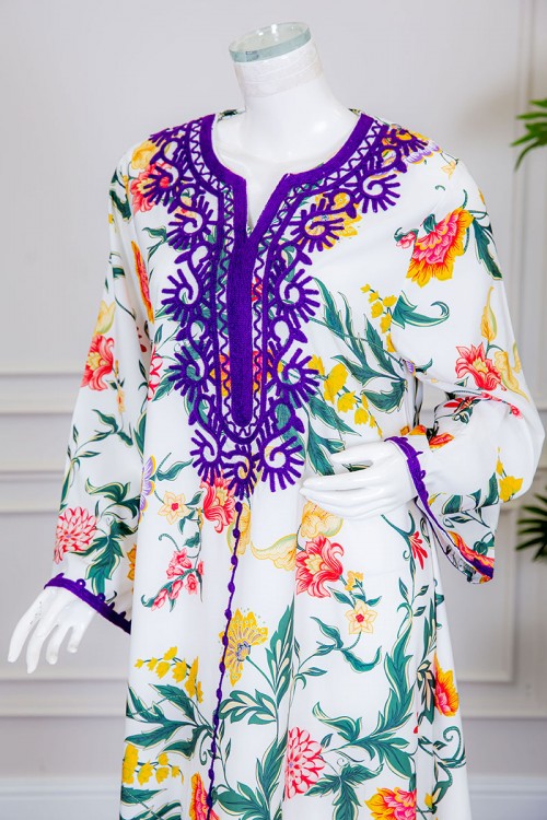 جلابية نسائية طويلة لون أبيض بتشجير ملون ياقة دائرية بكلفة مطرزة باللون الموف و أكمام طويلة