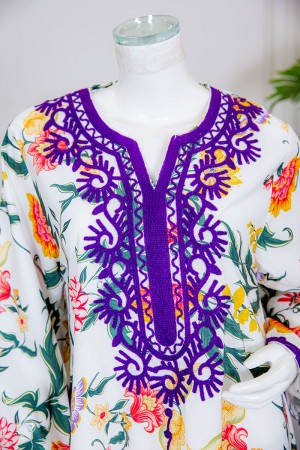 جلابية نسائية طويلة لون أبيض بتشجير ملون ياقة دائرية بكلفة مطرزة باللون الموف و أكمام طويلة 