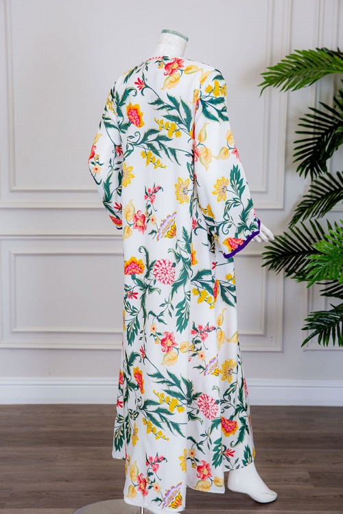 جلابية نسائية طويلة لون أبيض بتشجير ملون ياقة دائرية بكلفة مطرزة باللون الموف و أكمام طويلة