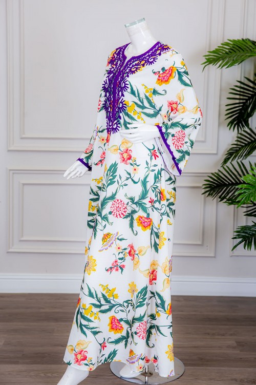 جلابية نسائية طويلة لون أبيض بتشجير ملون ياقة دائرية بكلفة مطرزة باللون الموف و أكمام طويلة