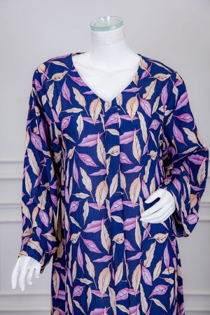 جلابية نسائية طويلة لون كحلي مشجر باللون البيج و الوردي ياقة بقصة سبعة و أكمام طويلة 