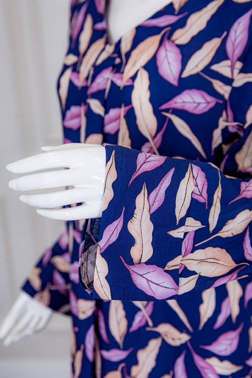 جلابية نسائية طويلة لون كحلي مشجر باللون البيج و الوردي ياقة بقصة سبعة و أكمام طويلة