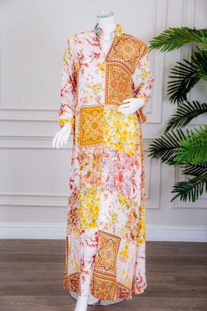 جلابية نسائية طويلة لون أبيض مشجر باللون الأصفر و البرتقالي ياقة عالية بقصة سبعة و أكمام طويلة