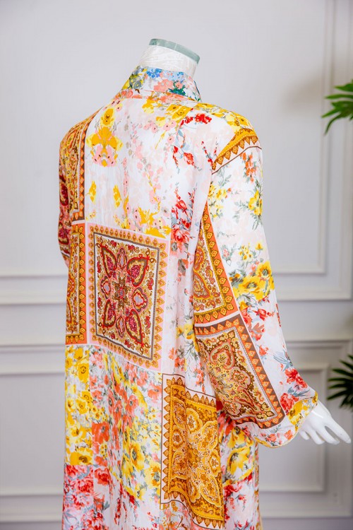 جلابية نسائية طويلة لون أبيض مشجر باللون الأصفر و البرتقالي ياقة عالية بقصة سبعة و أكمام طويلة