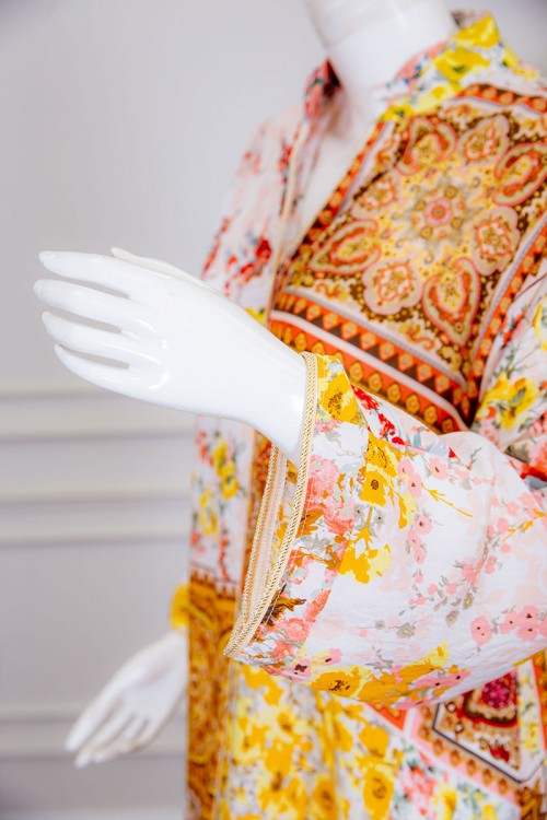 جلابية نسائية طويلة لون أبيض مشجر باللون الأصفر و البرتقالي ياقة عالية بقصة سبعة و أكمام طويلة