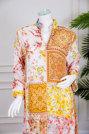 جلابية نسائية طويلة لون أبيض مشجر باللون الأصفر و البرتقالي ياقة عالية بقصة سبعة و أكمام طويلة