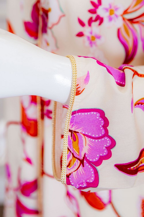 جلابية نسائية طويلة لون بيج بتشجير ملون ياقة عالية بقصة سبعة و أكمام طويلة