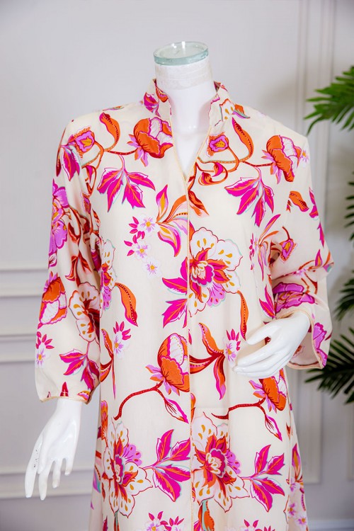 جلابية نسائية طويلة لون بيج بتشجير ملون ياقة عالية بقصة سبعة و أكمام طويلة