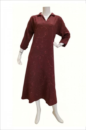 جلابية نسائية طويلة لون عودي مزينة بزخارف مطرزة ياقة مطوية بقصة سبعة و أكمام طويلة