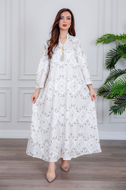 جلابية نسائية لون أبيض بتطريز بيج و بياقة عالية ذو أكمام مفتوحة