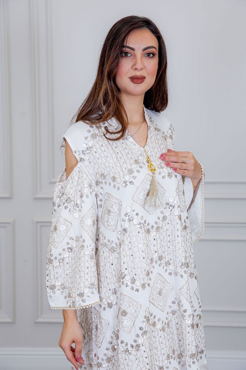 جلابية نسائية لون أبيض بتطريز بيج و بياقة عالية ذو أكمام مفتوحة