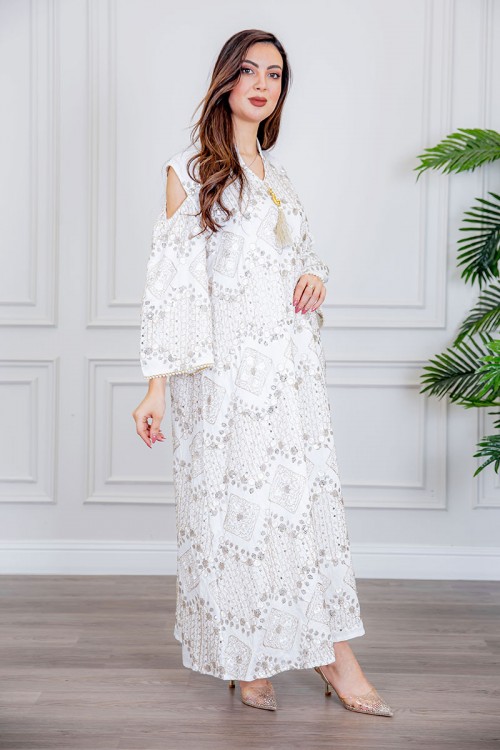 جلابية نسائية لون أبيض بتطريز بيج و بياقة عالية ذو أكمام مفتوحة