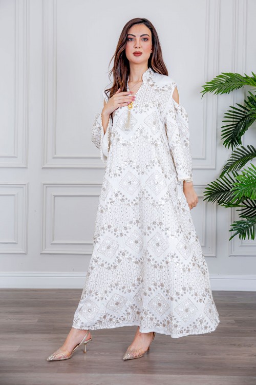 جلابية نسائية لون أبيض بتطريز بيج و بياقة عالية ذو أكمام مفتوحة