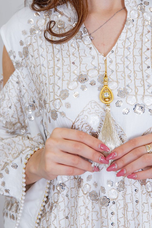 جلابية نسائية لون أبيض بتطريز بيج و بياقة عالية ذو أكمام مفتوحة