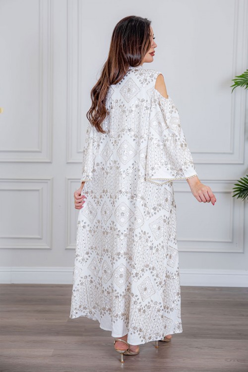 جلابية نسائية لون أبيض بتطريز بيج و بياقة عالية ذو أكمام مفتوحة