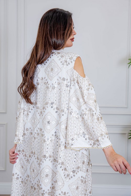 جلابية نسائية لون أبيض بتطريز بيج و بياقة عالية ذو أكمام مفتوحة