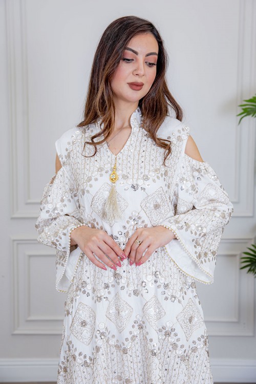 جلابية نسائية لون أبيض بتطريز بيج و بياقة عالية ذو أكمام مفتوحة