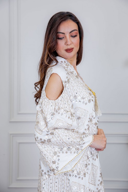 جلابية نسائية لون أبيض بتطريز بيج و بياقة عالية ذو أكمام مفتوحة