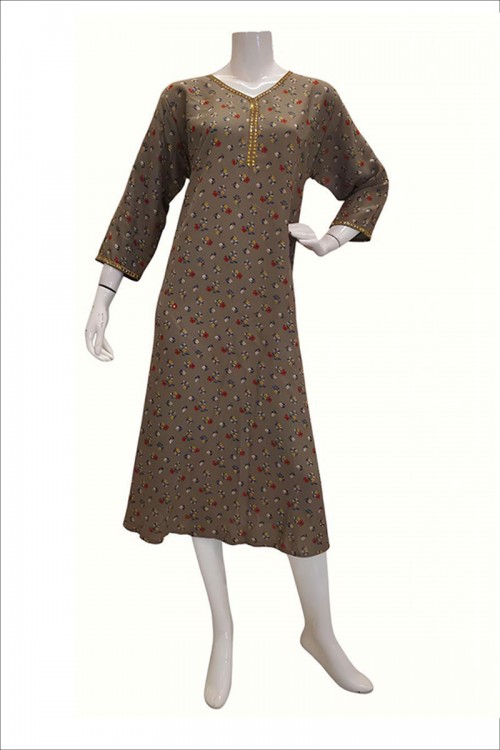 جلابية نسائية ميدي لون بني مشجرة بياقة كلفة مطرزة و أكمام طويلة