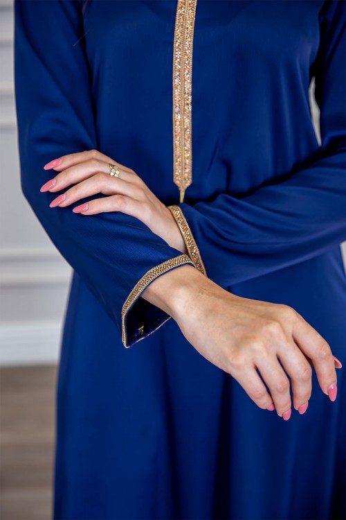 جلابية نسائية لون ازرق ياقة بقصة سبعة بتطريز ذهبي ذو أكمام طويلة