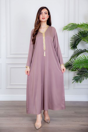 جلابية نسائية لون لحمي ياقة بقصة سبعة بتطريز ذهبي ذو أكمام طويلة 