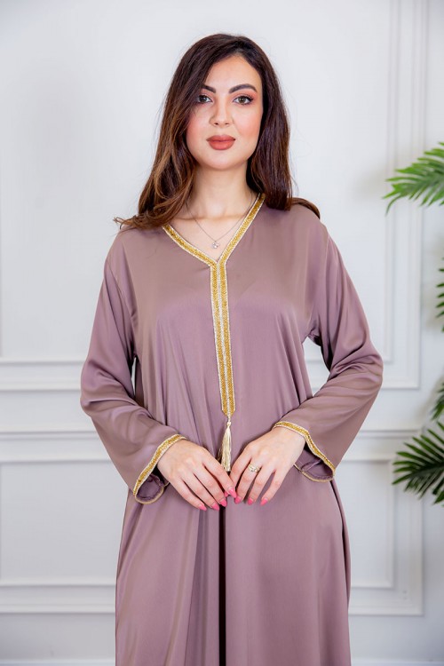 جلابية نسائية لون لحمي ياقة بقصة سبعة بتطريز ذهبي ذو أكمام طويلة