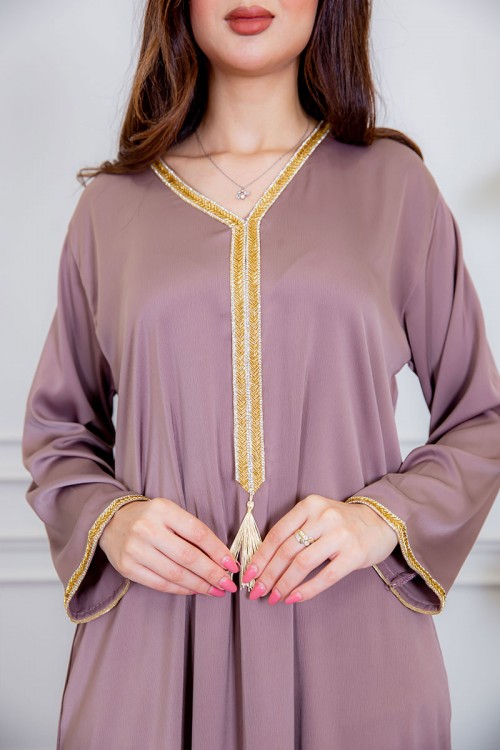 جلابية نسائية لون لحمي ياقة بقصة سبعة بتطريز ذهبي ذو أكمام طويلة