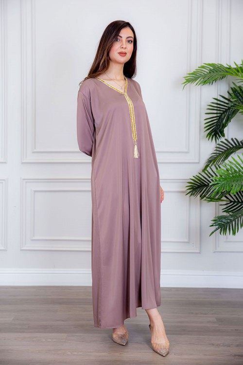 جلابية نسائية لون لحمي ياقة بقصة سبعة بتطريز ذهبي ذو أكمام طويلة