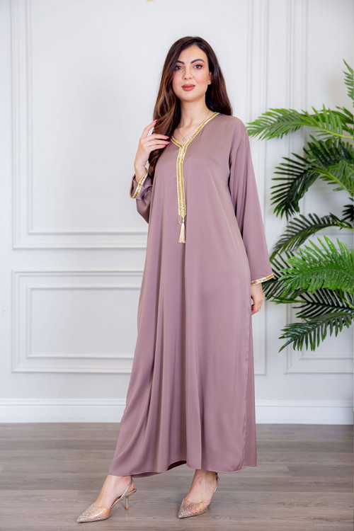 جلابية نسائية لون لحمي ياقة بقصة سبعة بتطريز ذهبي ذو أكمام طويلة