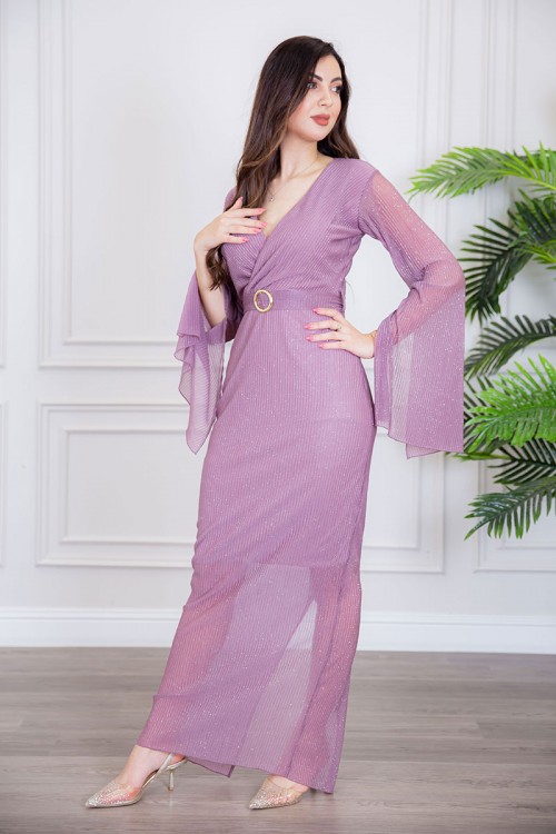 فستان نسائي طويل لون موف لامع ياقة قصة سبعة بأكمام طويلة مفتوحة و برباط في الخصر مزين بحلقة ذهبية في الوسط