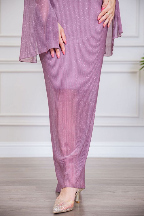 فستان نسائي طويل لون موف لامع ياقة قصة سبعة بأكمام طويلة مفتوحة و برباط في الخصر مزين بحلقة ذهبية في الوسط