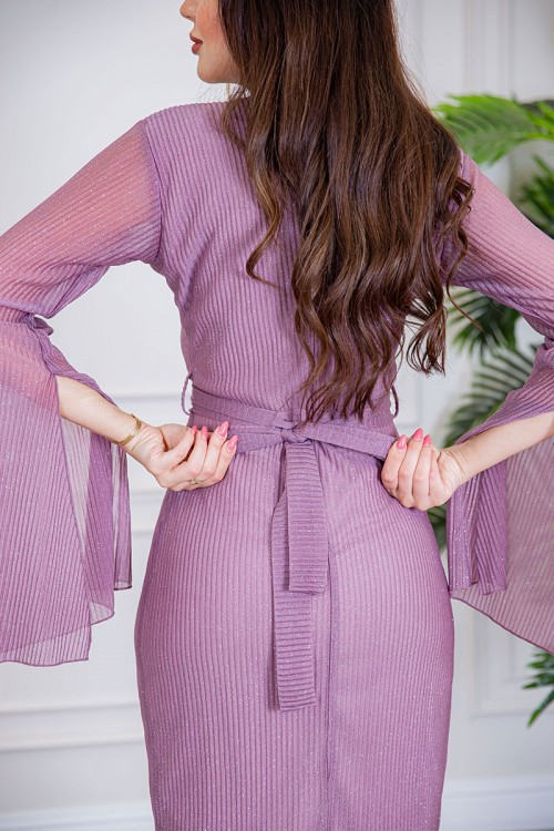 فستان نسائي طويل لون موف لامع ياقة قصة سبعة بأكمام طويلة مفتوحة و برباط في الخصر مزين بحلقة ذهبية في الوسط