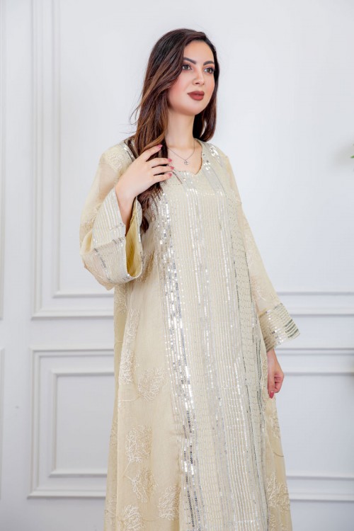 جلابية نسائية طويلة لون سكري مزينة بترتر فضي ياقة قصة سبعة و أكمام طويلة