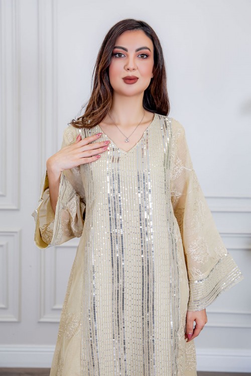 جلابية نسائية طويلة لون سكري مزينة بترتر فضي ياقة قصة سبعة و أكمام طويلة