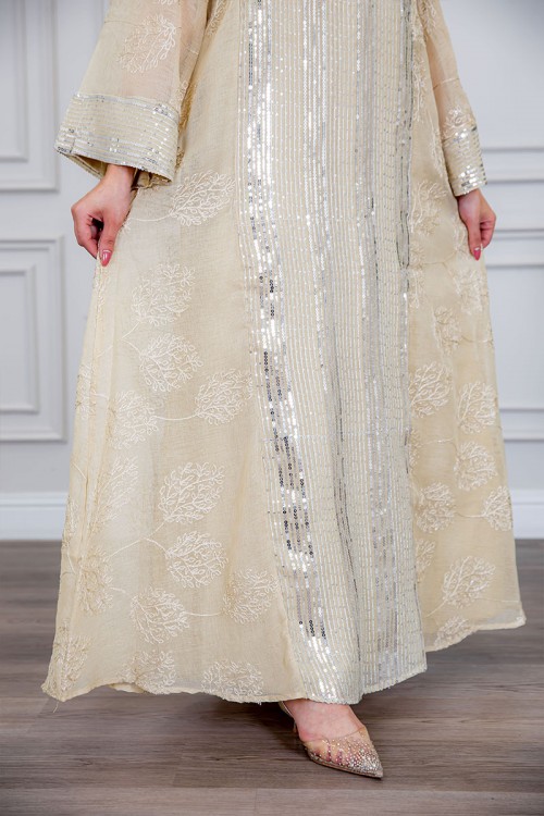 جلابية نسائية طويلة لون سكري مزينة بترتر فضي ياقة قصة سبعة و أكمام طويلة