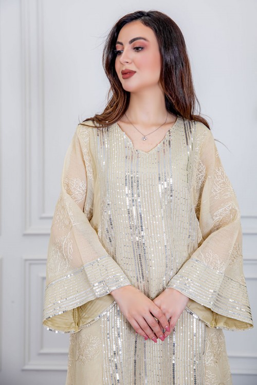 جلابية نسائية طويلة لون سكري مزينة بترتر فضي ياقة قصة سبعة و أكمام طويلة