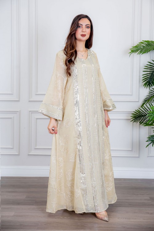 جلابية نسائية طويلة لون سكري مزينة بترتر فضي ياقة قصة سبعة و أكمام طويلة