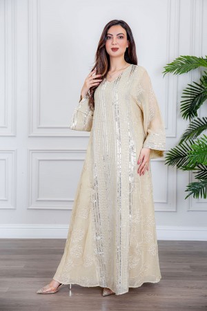 جلابية نسائية طويلة لون سكري مزينة بترتر فضي ياقة قصة سبعة و أكمام طويلة 