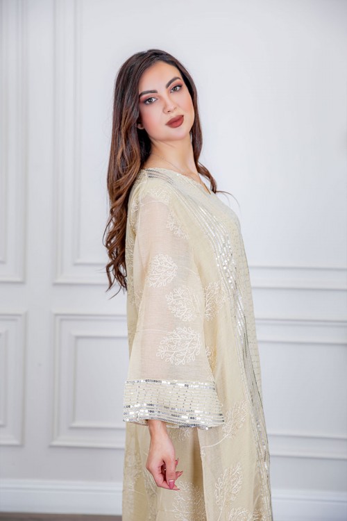 جلابية نسائية طويلة لون سكري مزينة بترتر فضي ياقة قصة سبعة و أكمام طويلة