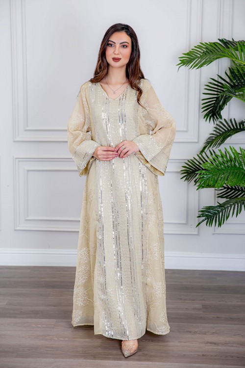 جلابية نسائية طويلة لون سكري مزينة بترتر فضي ياقة قصة سبعة و أكمام طويلة