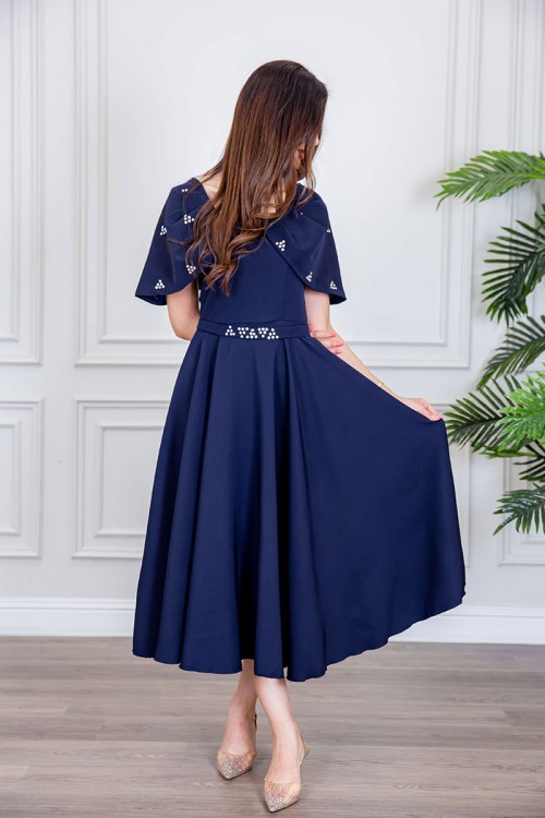 فستان نسائي ميدي لون كحلي بأكمام منسدلة مزين بفصوص من الأكمام و برباط في الخصر