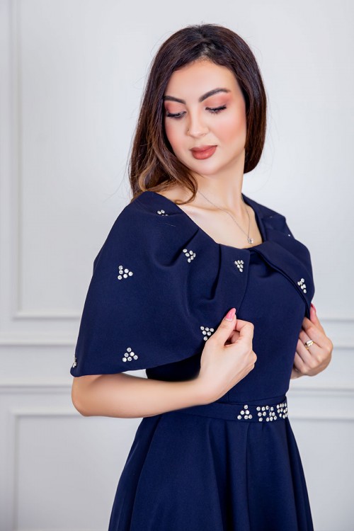 فستان نسائي ميدي لون كحلي بأكمام منسدلة مزين بفصوص من الأكمام و برباط في الخصر