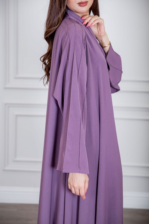 عباية نسائية أنيقة لون موف بأكمام واسعة و طيات طويلة بأزرار من الأمام مع طرحة