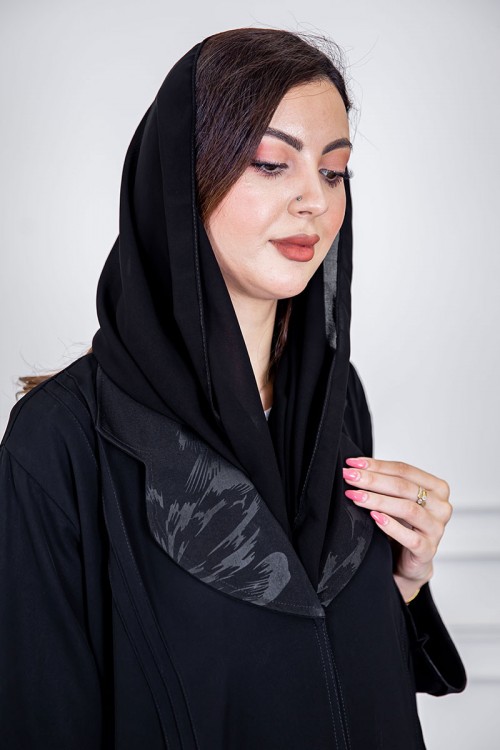 عباية نسائية أنيقة لون أسود ياقة مطوية مزينة بنقوش في الياقة و أطراف الأكمام بأزرار من الأمام مع طرحة