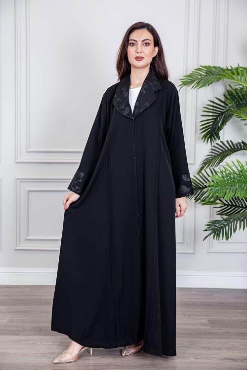 عباية نسائية أنيقة لون أسود ياقة مطوية مزينة بنقوش في الياقة و أطراف الأكمام بأزرار من الأمام مع طرحة