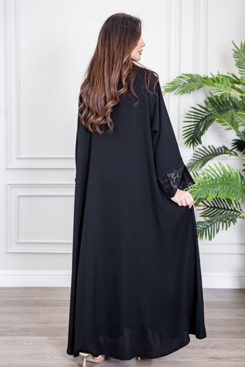 عباية نسائية أنيقة لون أسود ياقة مطوية مزينة بنقوش في الياقة و أطراف الأكمام بأزرار من الأمام مع طرحة