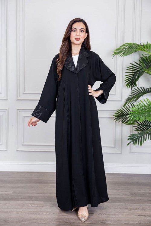 عباية نسائية أنيقة لون أسود ياقة مطوية مزينة بنقوش في الياقة و أطراف الأكمام بأزرار من الأمام مع طرحة